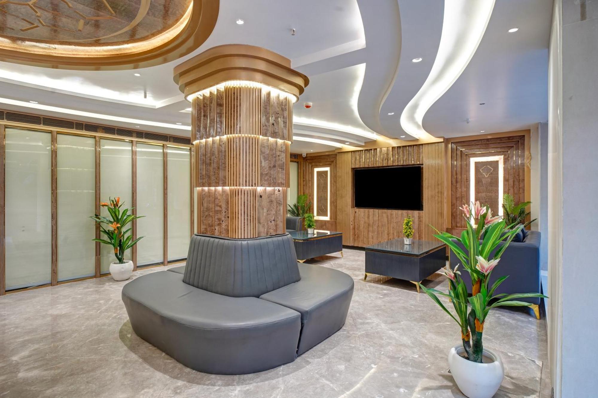 Newly Built Gold The Royal With Rooftop Restaurant - 2Mins Walk From New Delhi Rail Station & 5Mins From Connaught Place Exterior photo