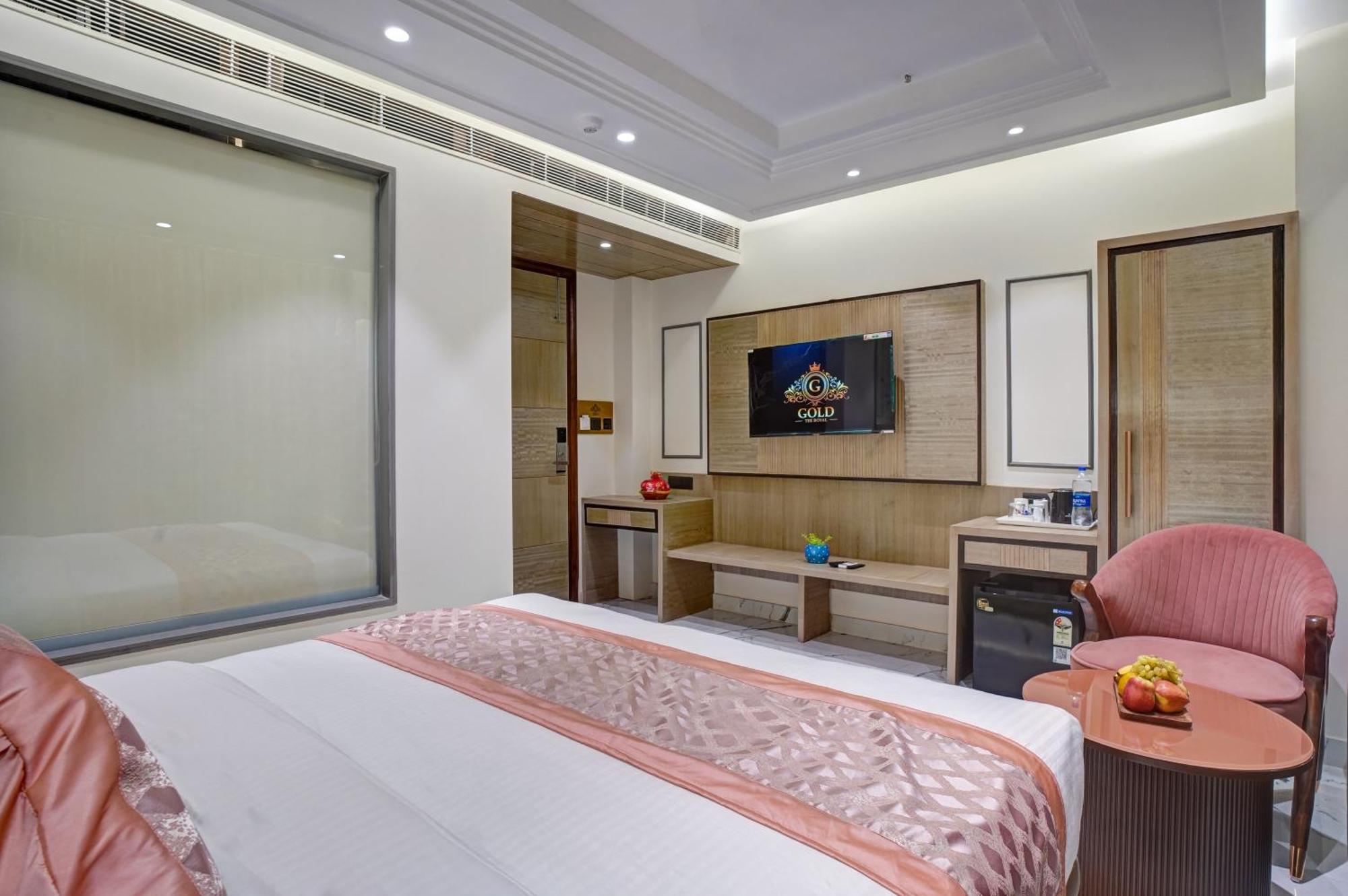 Newly Built Gold The Royal With Rooftop Restaurant - 2Mins Walk From New Delhi Rail Station & 5Mins From Connaught Place Exterior photo