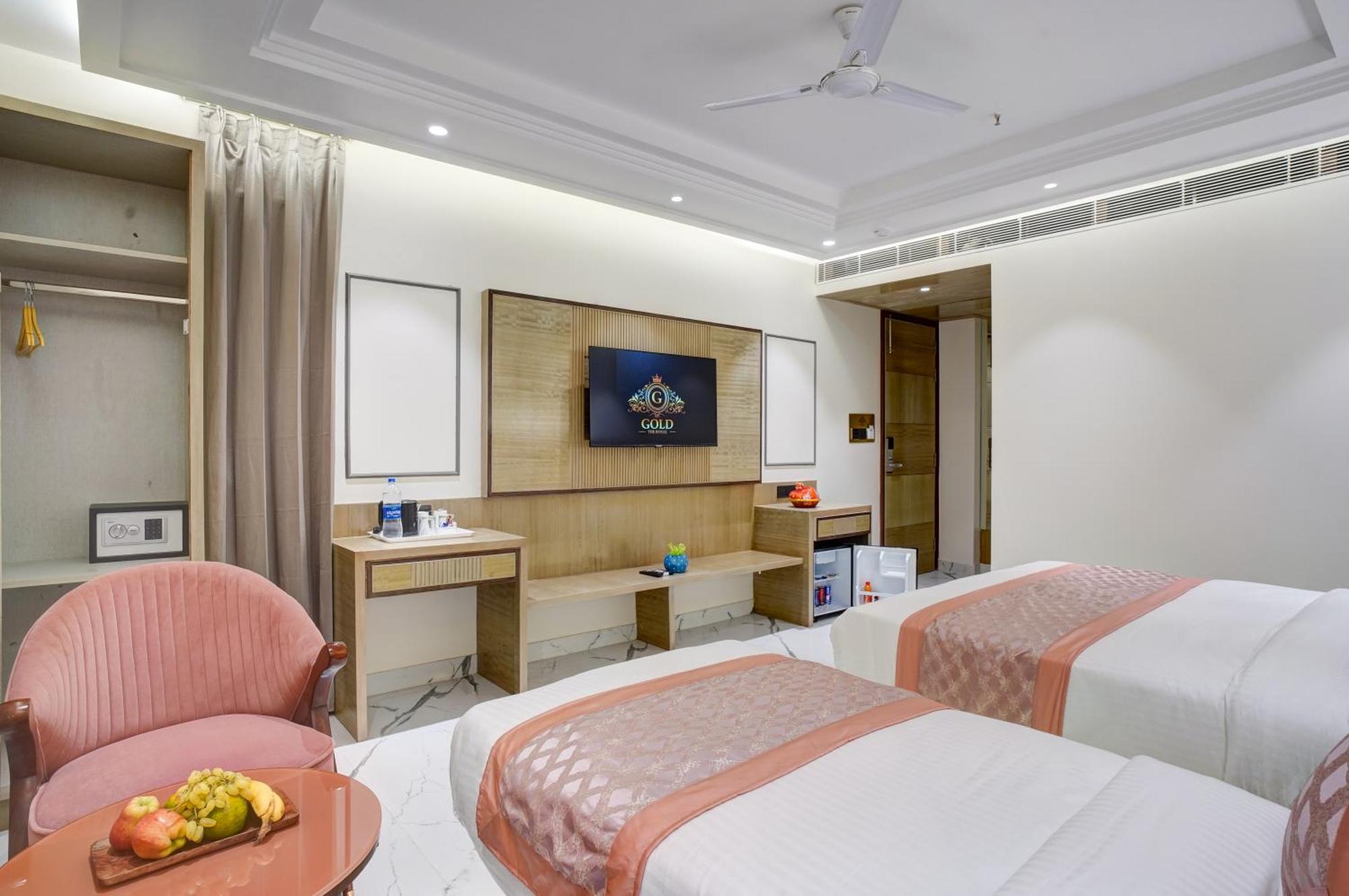 Newly Built Gold The Royal With Rooftop Restaurant - 2Mins Walk From New Delhi Rail Station & 5Mins From Connaught Place Exterior photo
