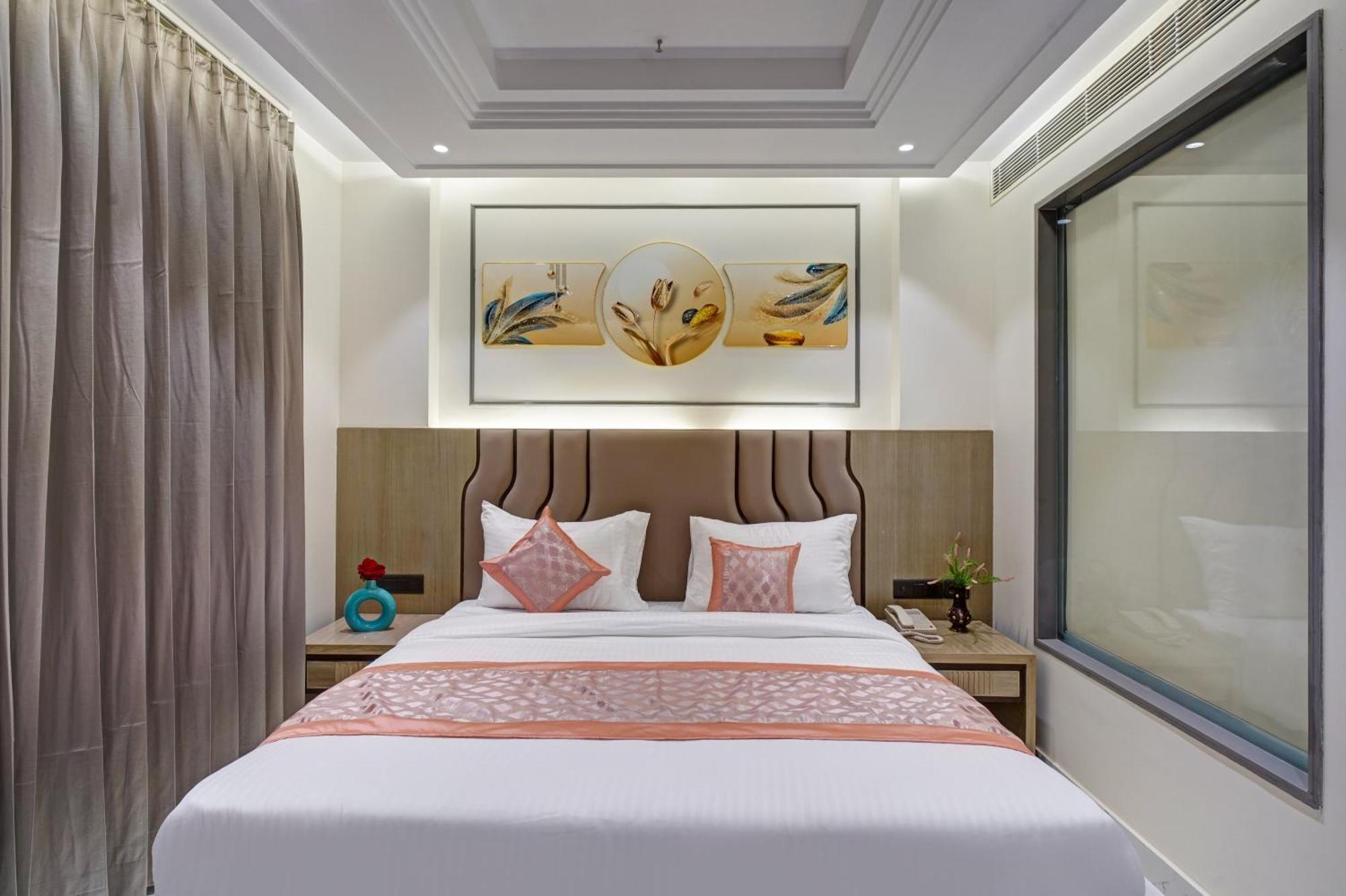 Newly Built Gold The Royal With Rooftop Restaurant - 2Mins Walk From New Delhi Rail Station & 5Mins From Connaught Place Exterior photo