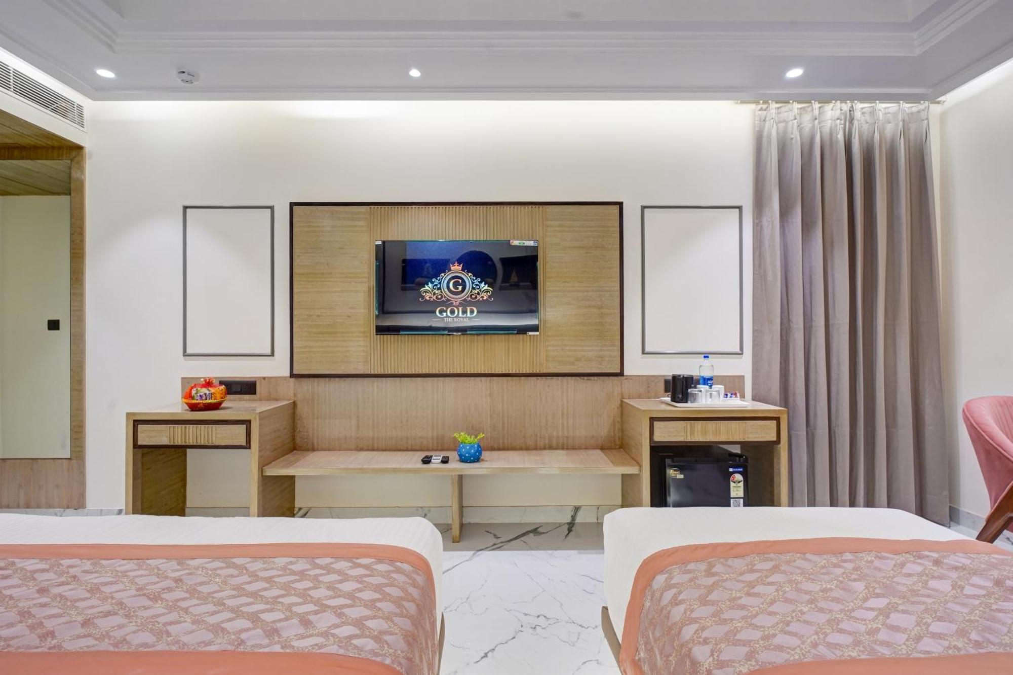 Newly Built Gold The Royal With Rooftop Restaurant - 2Mins Walk From New Delhi Rail Station & 5Mins From Connaught Place Exterior photo