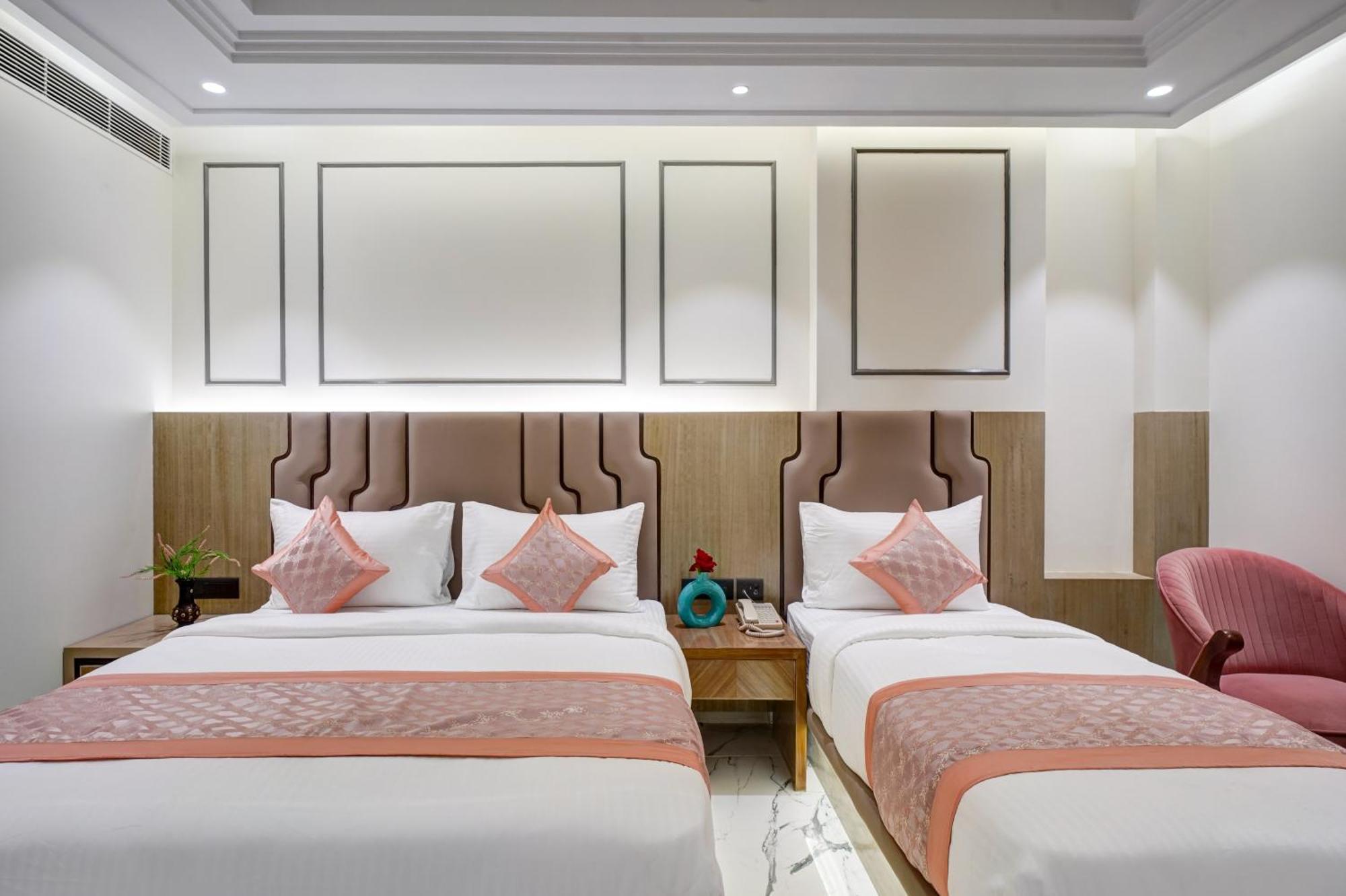 Newly Built Gold The Royal With Rooftop Restaurant - 2Mins Walk From New Delhi Rail Station & 5Mins From Connaught Place Exterior photo