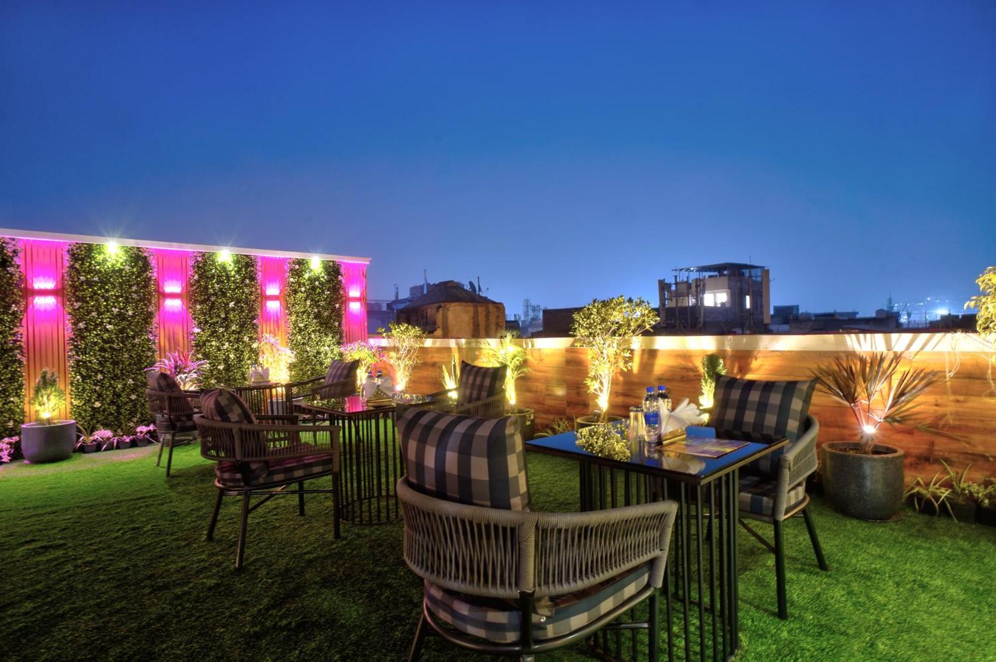 Newly Built Gold The Royal With Rooftop Restaurant - 2Mins Walk From New Delhi Rail Station & 5Mins From Connaught Place Exterior photo