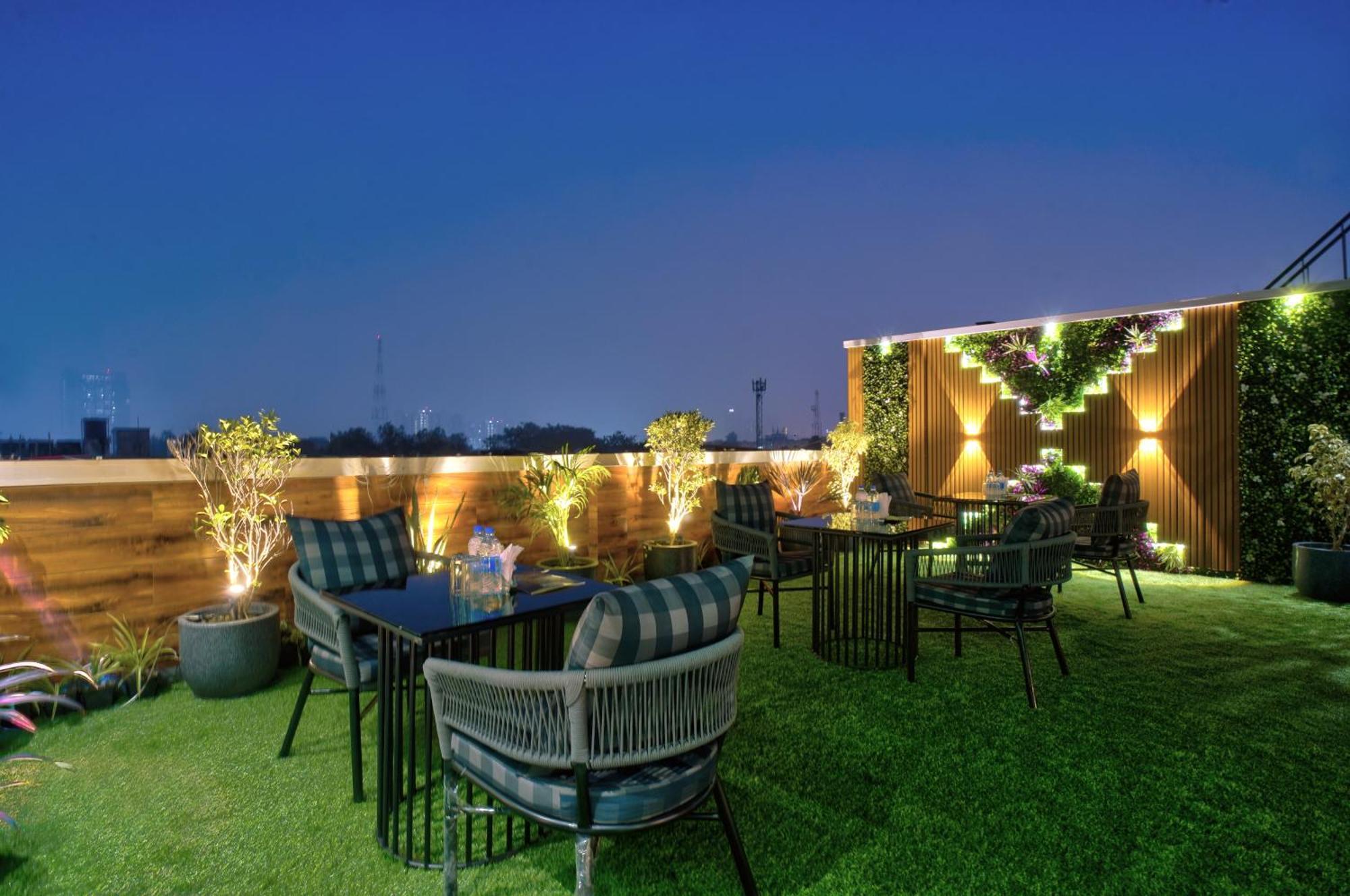Newly Built Gold The Royal With Rooftop Restaurant - 2Mins Walk From New Delhi Rail Station & 5Mins From Connaught Place Exterior photo