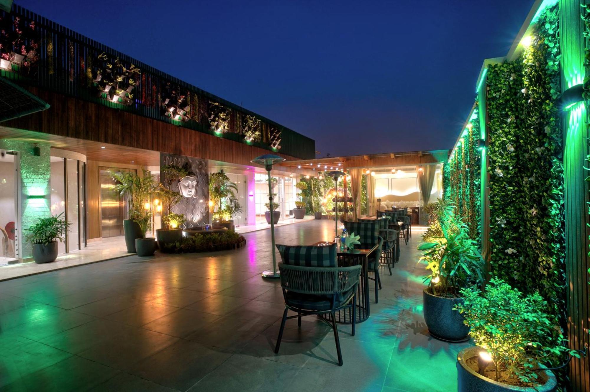 Newly Built Gold The Royal With Rooftop Restaurant - 2Mins Walk From New Delhi Rail Station & 5Mins From Connaught Place Exterior photo