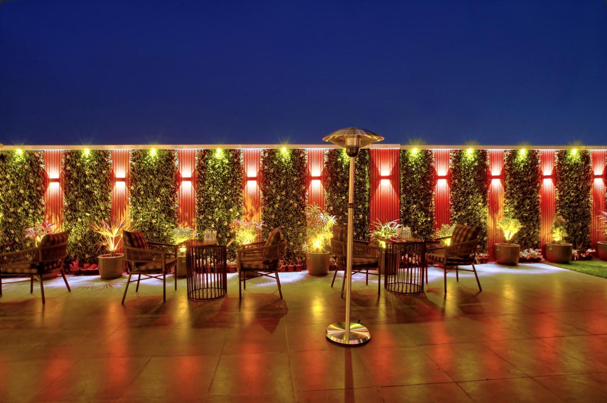 Newly Built Gold The Royal With Rooftop Restaurant - 2Mins Walk From New Delhi Rail Station & 5Mins From Connaught Place Exterior photo