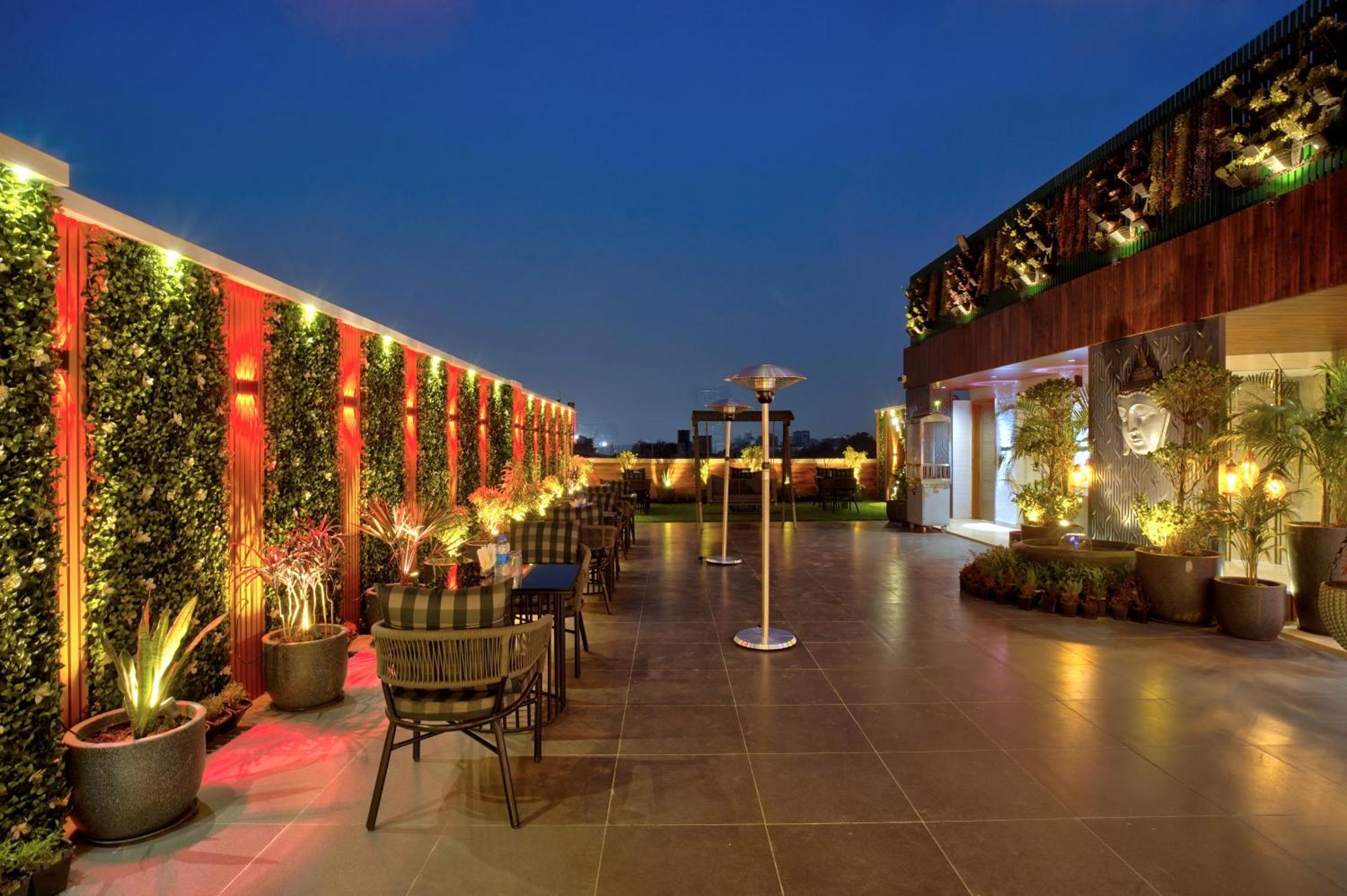 Newly Built Gold The Royal With Rooftop Restaurant - 2Mins Walk From New Delhi Rail Station & 5Mins From Connaught Place Exterior photo