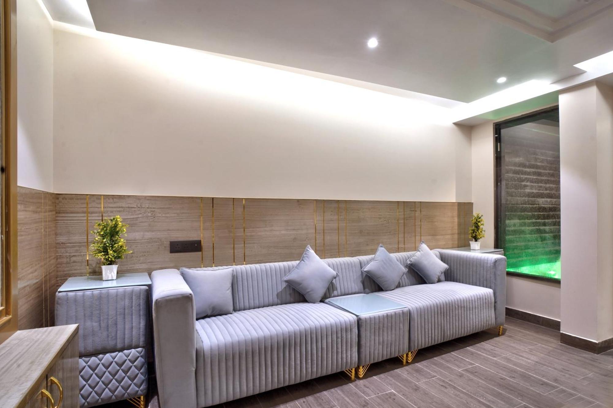 Newly Built Gold The Royal With Rooftop Restaurant - 2Mins Walk From New Delhi Rail Station & 5Mins From Connaught Place Exterior photo