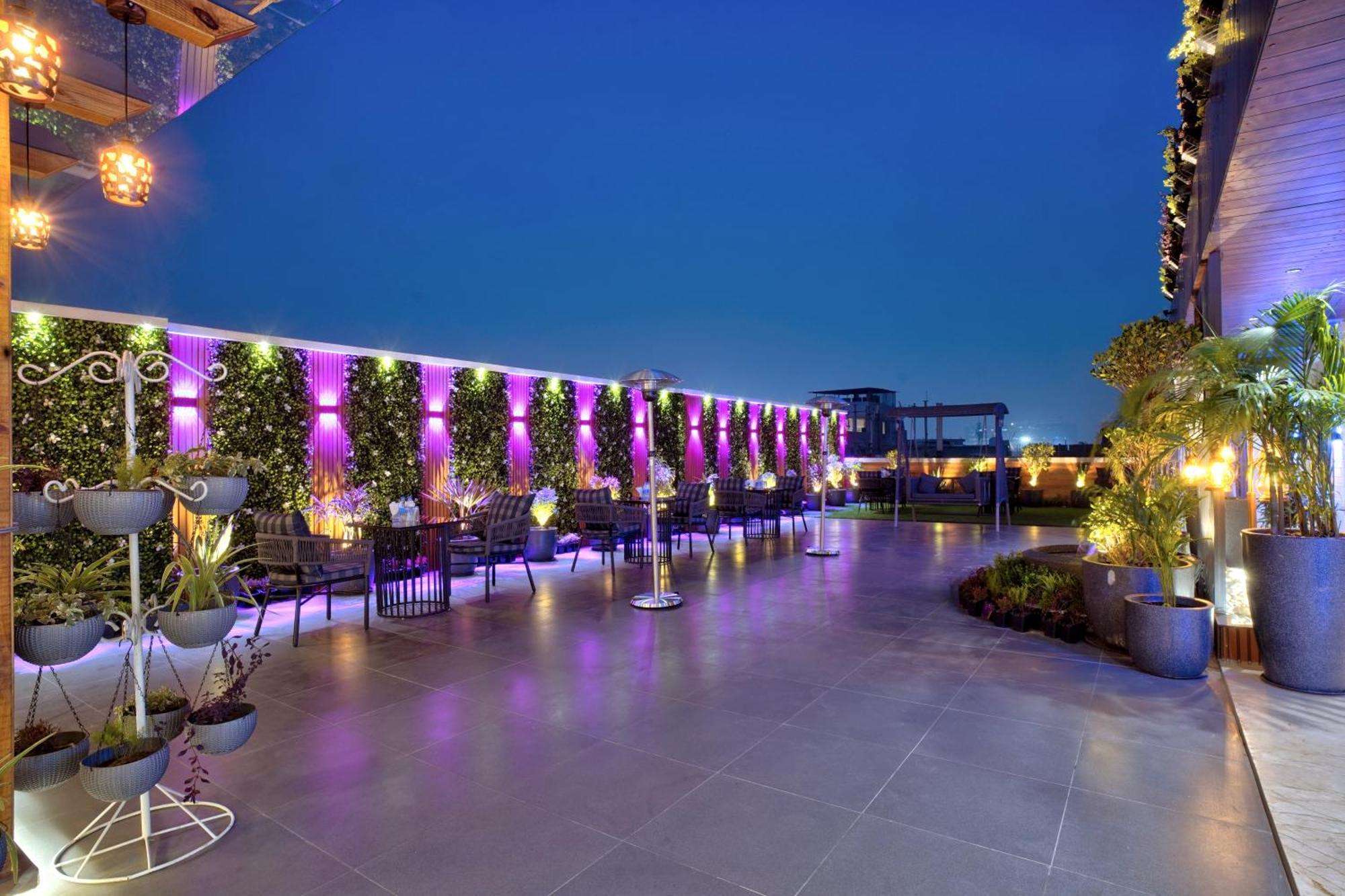 Newly Built Gold The Royal With Rooftop Restaurant - 2Mins Walk From New Delhi Rail Station & 5Mins From Connaught Place Exterior photo