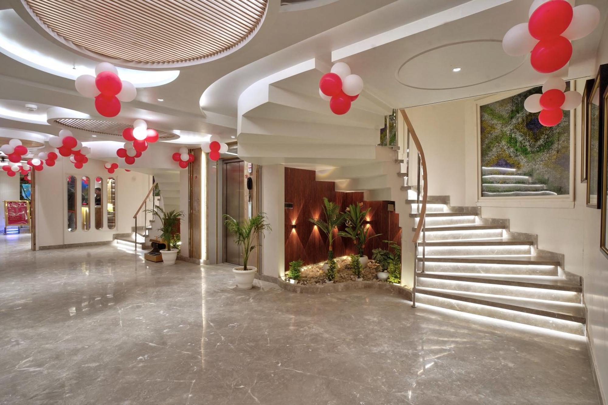 Newly Built Gold The Royal With Rooftop Restaurant - 2Mins Walk From New Delhi Rail Station & 5Mins From Connaught Place Exterior photo