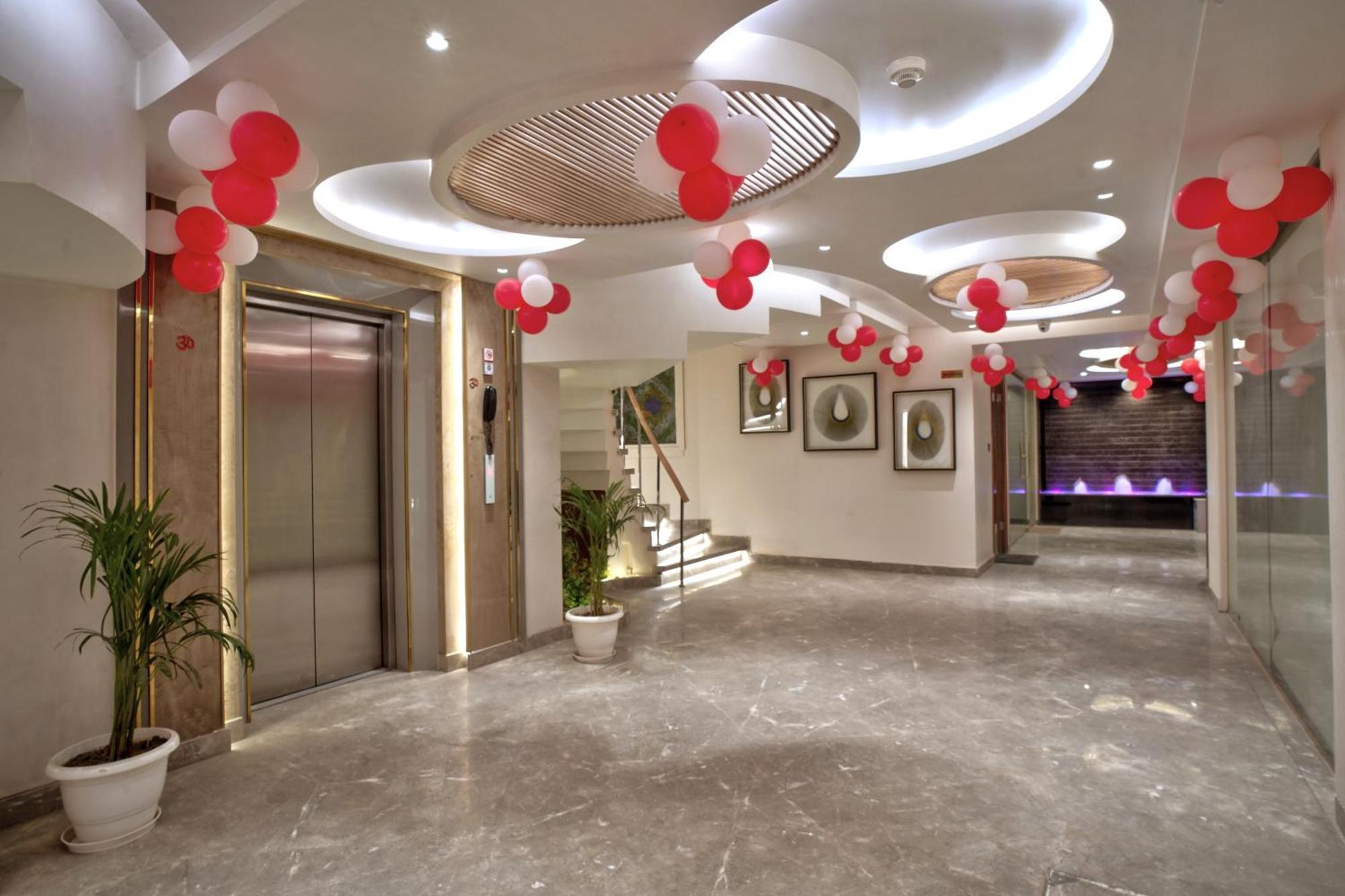 Newly Built Gold The Royal With Rooftop Restaurant - 2Mins Walk From New Delhi Rail Station & 5Mins From Connaught Place Exterior photo