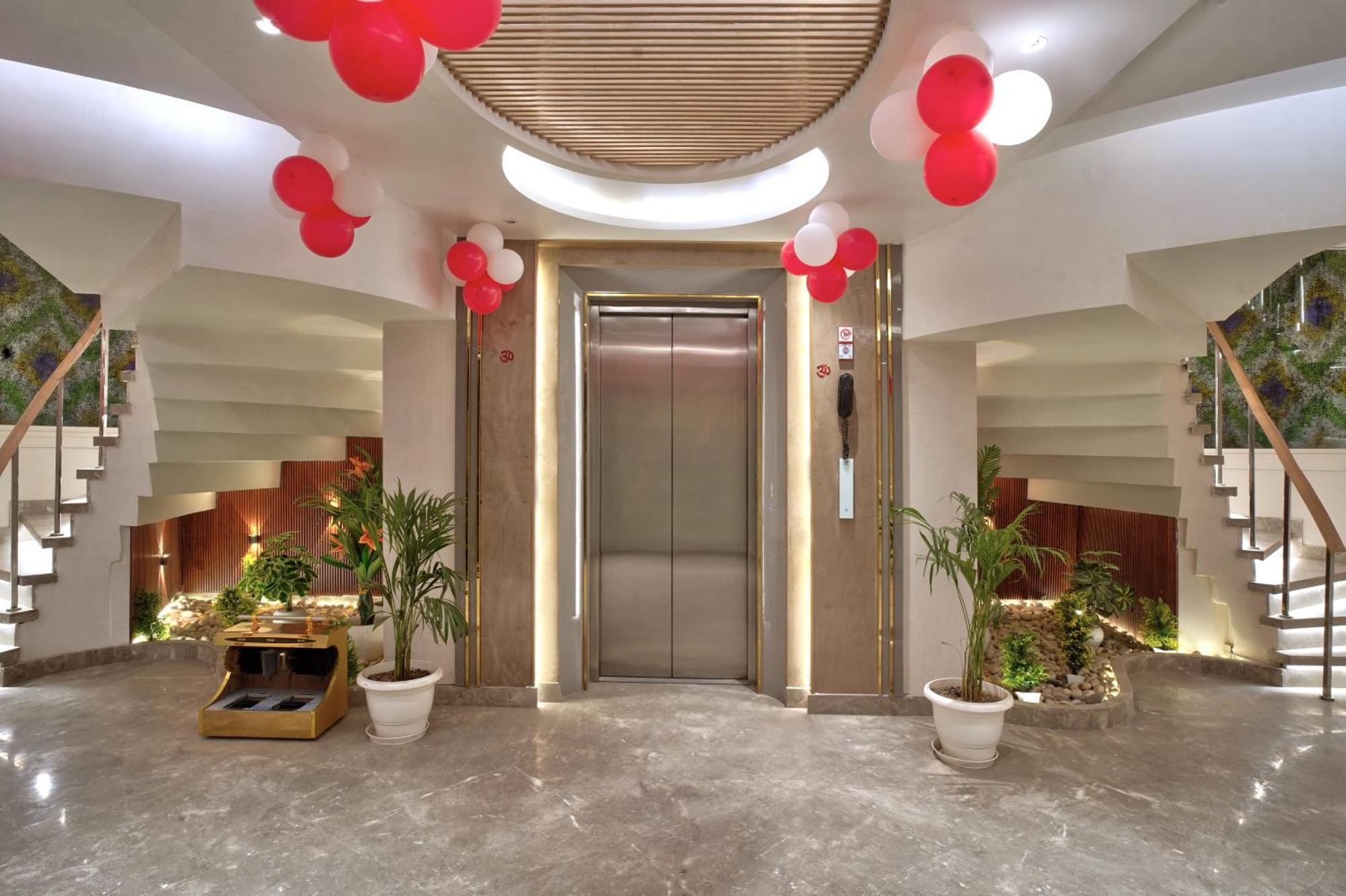Newly Built Gold The Royal With Rooftop Restaurant - 2Mins Walk From New Delhi Rail Station & 5Mins From Connaught Place Exterior photo