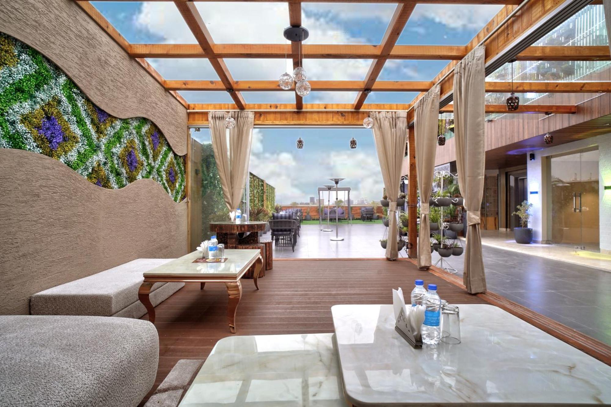 Newly Built Gold The Royal With Rooftop Restaurant - 2Mins Walk From New Delhi Rail Station & 5Mins From Connaught Place Exterior photo