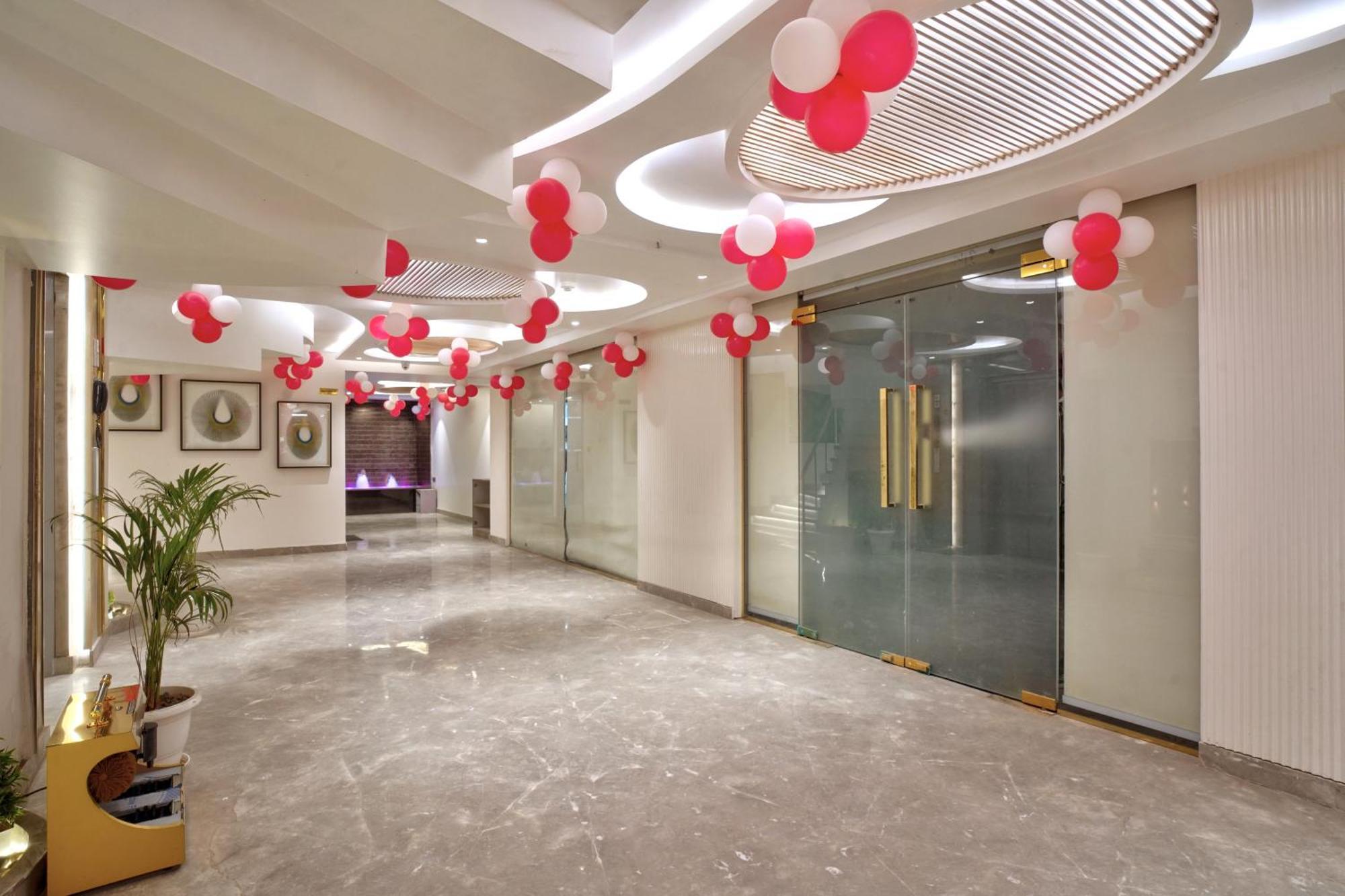 Newly Built Gold The Royal With Rooftop Restaurant - 2Mins Walk From New Delhi Rail Station & 5Mins From Connaught Place Exterior photo