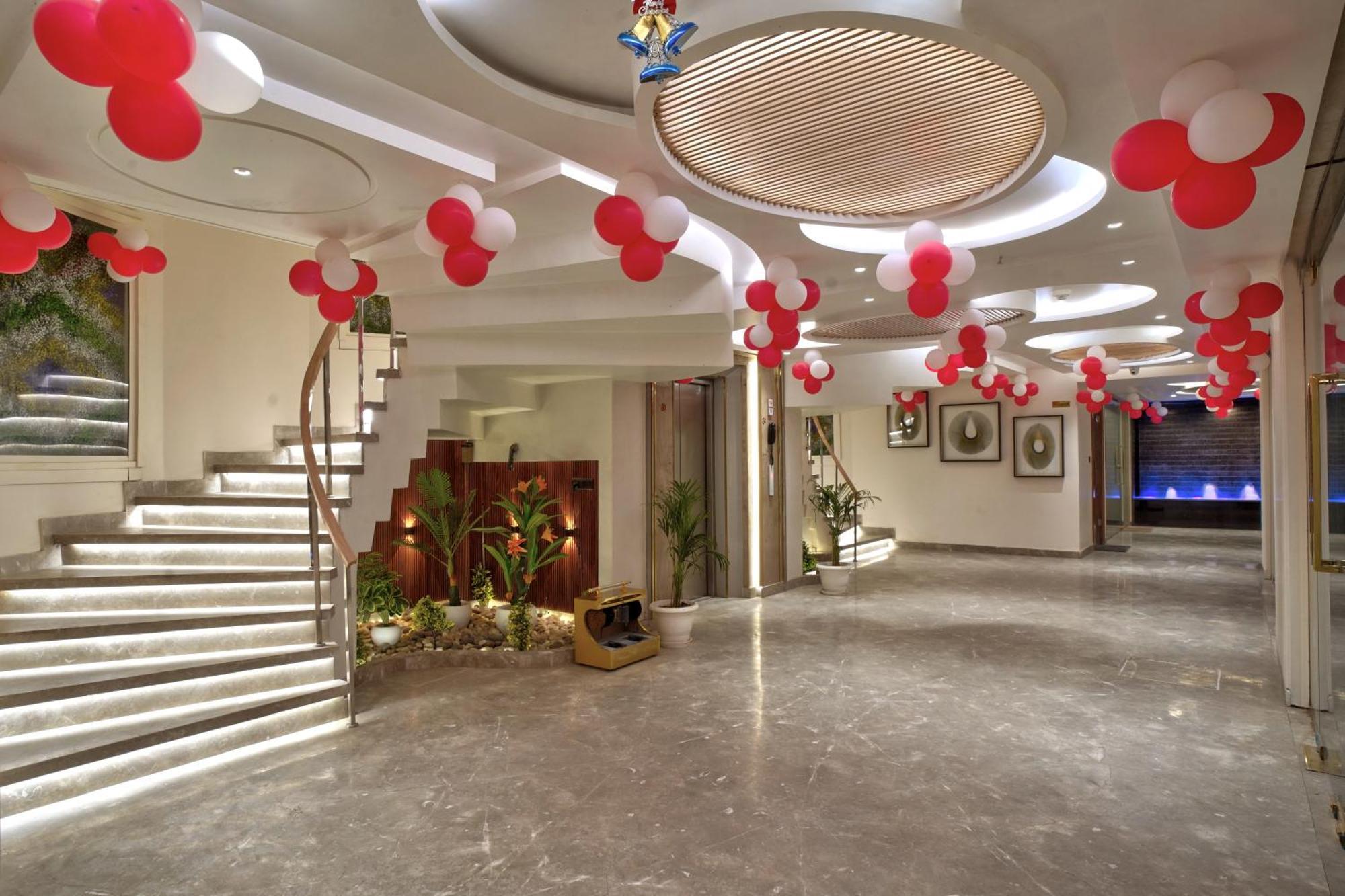 Newly Built Gold The Royal With Rooftop Restaurant - 2Mins Walk From New Delhi Rail Station & 5Mins From Connaught Place Exterior photo