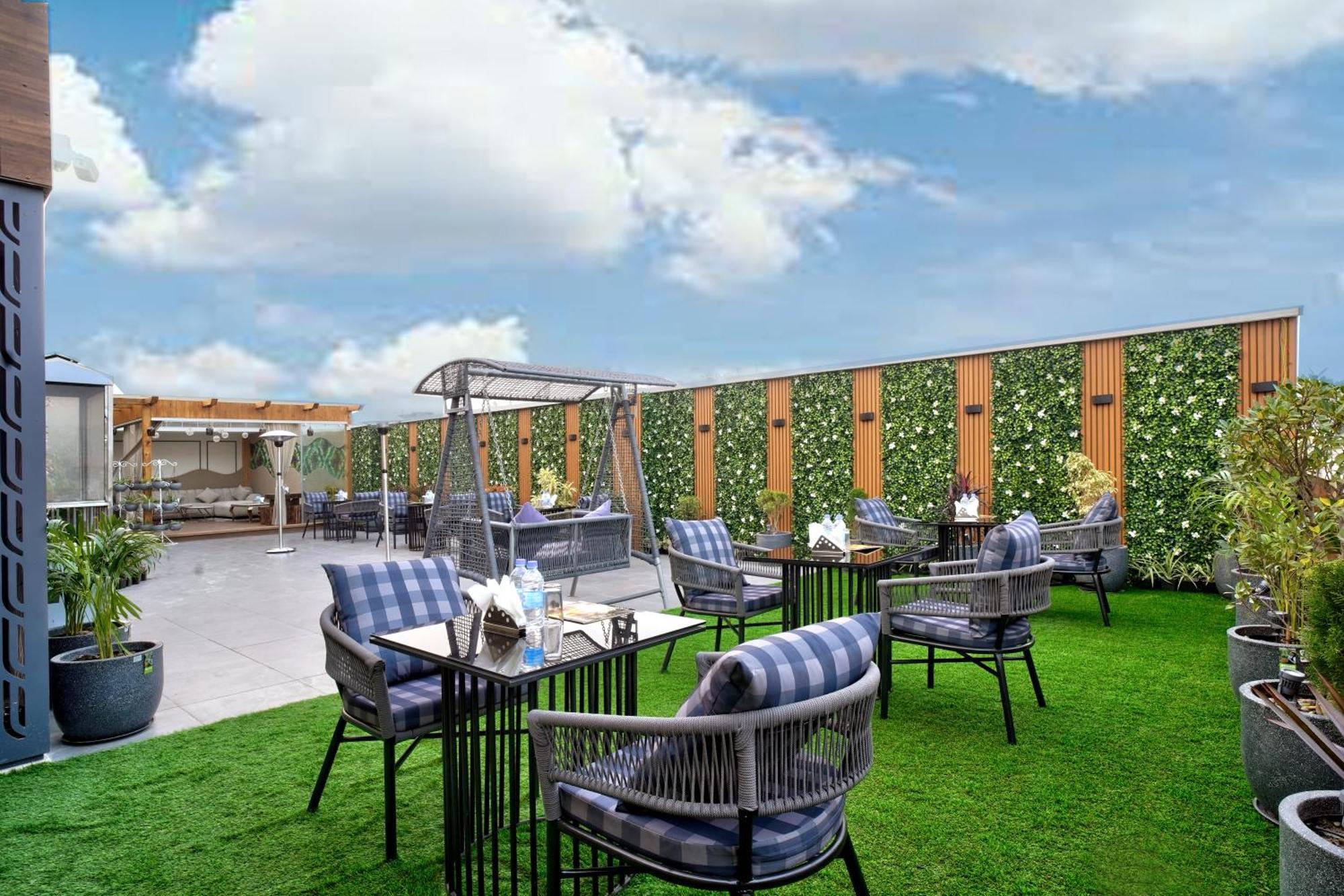 Newly Built Gold The Royal With Rooftop Restaurant - 2Mins Walk From New Delhi Rail Station & 5Mins From Connaught Place Exterior photo