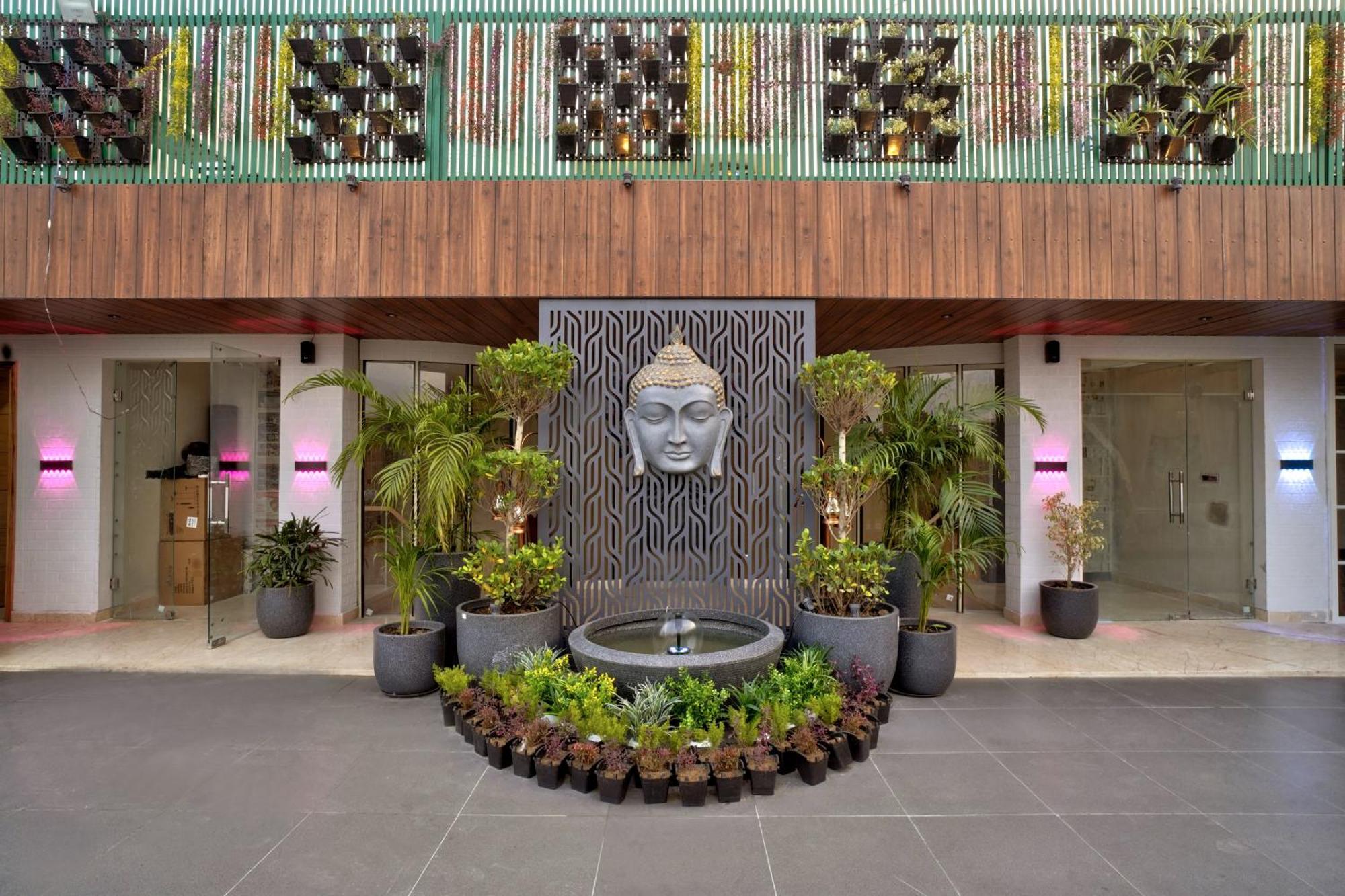 Newly Built Gold The Royal With Rooftop Restaurant - 2Mins Walk From New Delhi Rail Station & 5Mins From Connaught Place Exterior photo