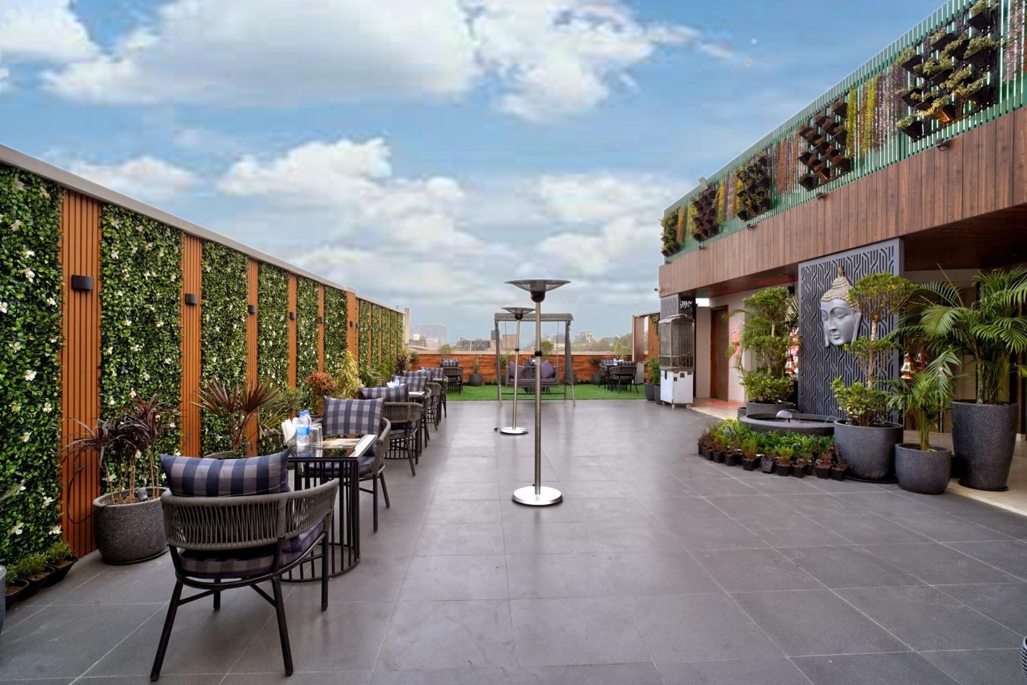 Newly Built Gold The Royal With Rooftop Restaurant - 2Mins Walk From New Delhi Rail Station & 5Mins From Connaught Place Exterior photo